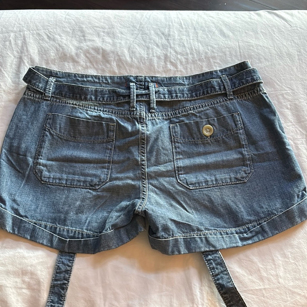 Gap Women denim shorts
Size 8